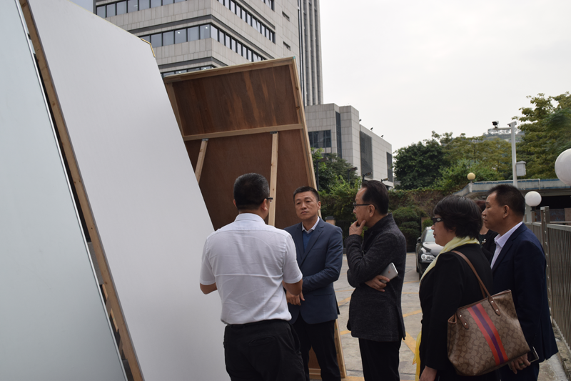 金會長及企業家們在了解眾惠裝飾板 金會長及企業家們在了解眾惠裝飾板