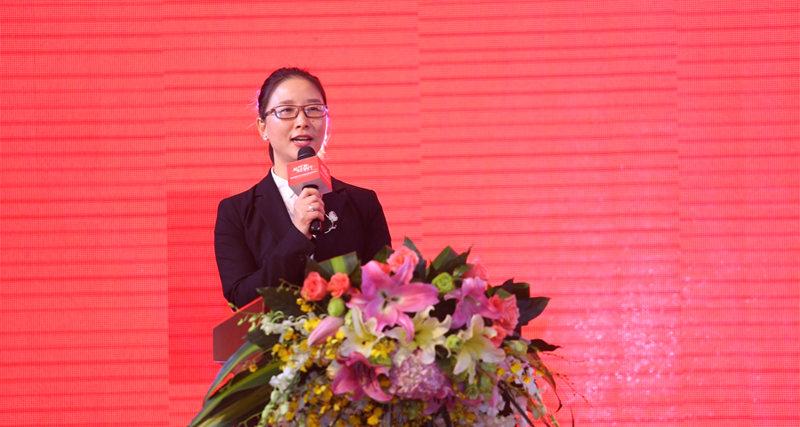 集團客服中心客戶總監湯靈靈做工作匯報